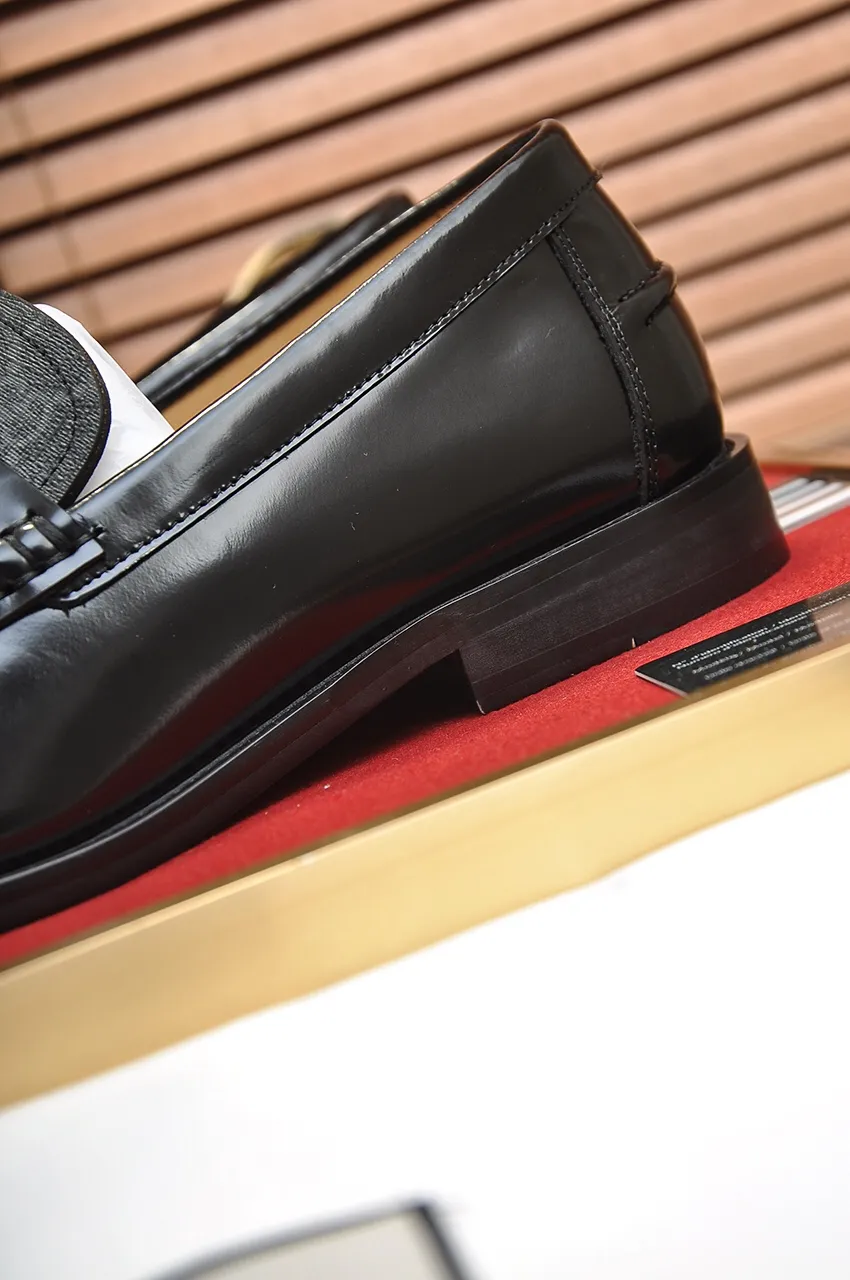 Men's shoes💰560💶Italy's top luxury men's shoe giant (GUCCI) (Gucci) (full cowhide lining) new arrival🍃Original European style🔰 Pleasant to the eye😍In order to make the shoes more durable and non-deformable🌀The production continues to follow traditional methods but there is still no lack of innovation💪Choose original sheepskin for the leather♻️ Smooth and natural And extra bright ⭐Made of imported cowhide, the first choice of rich people 38-45 (45 customized)